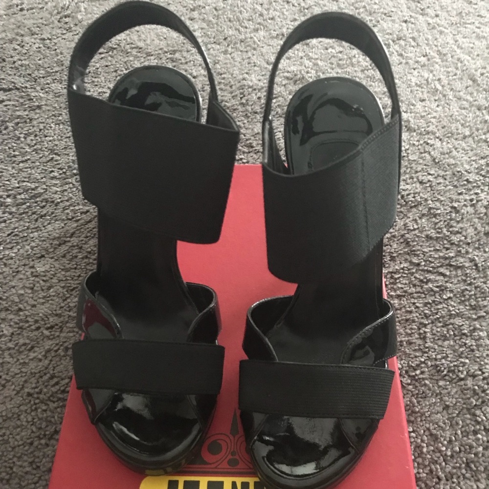 Size 5.5 vaneli black bandage 2.5” heel